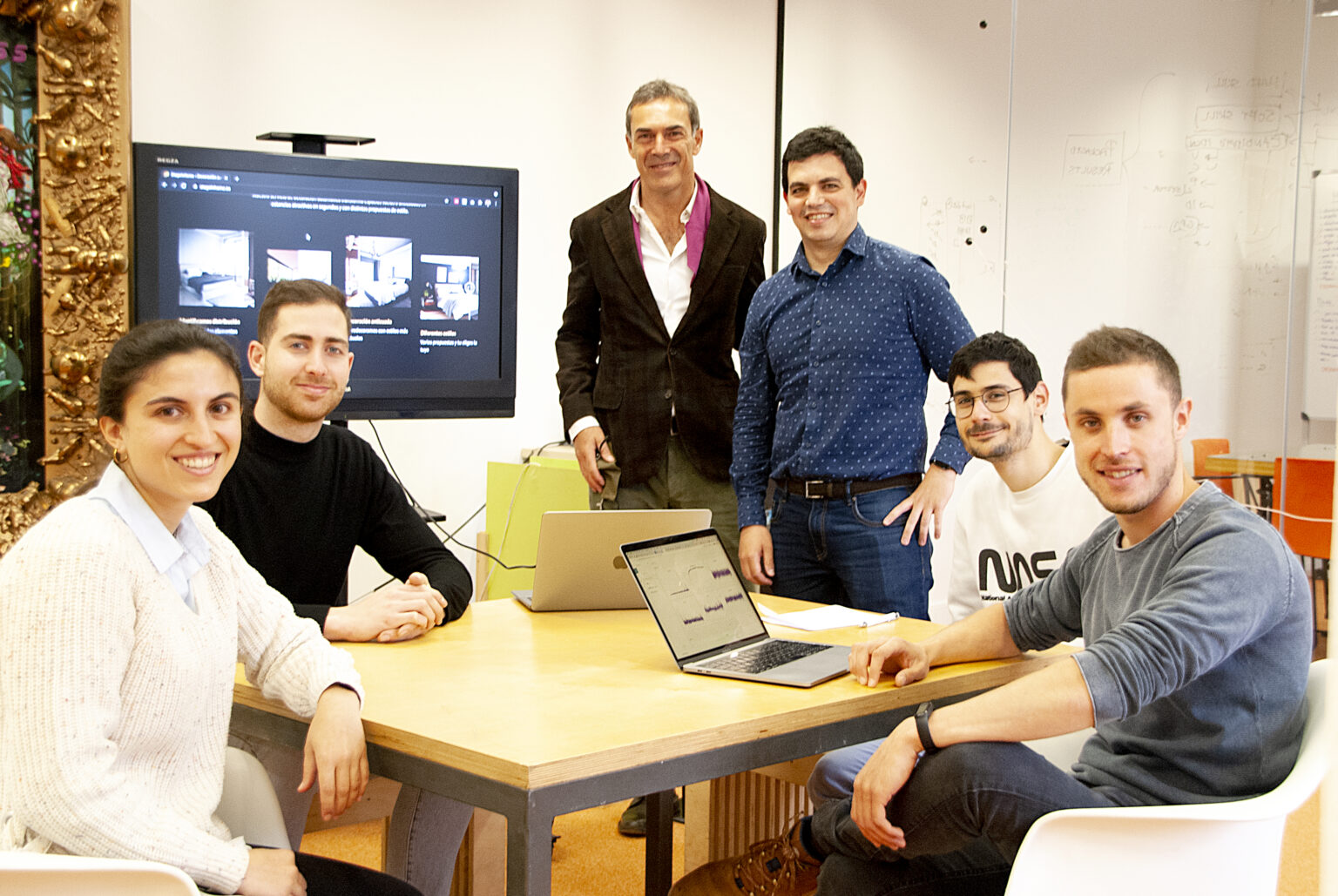 StageInHome_Full-Team_Meeting_1-1536×1029 Team